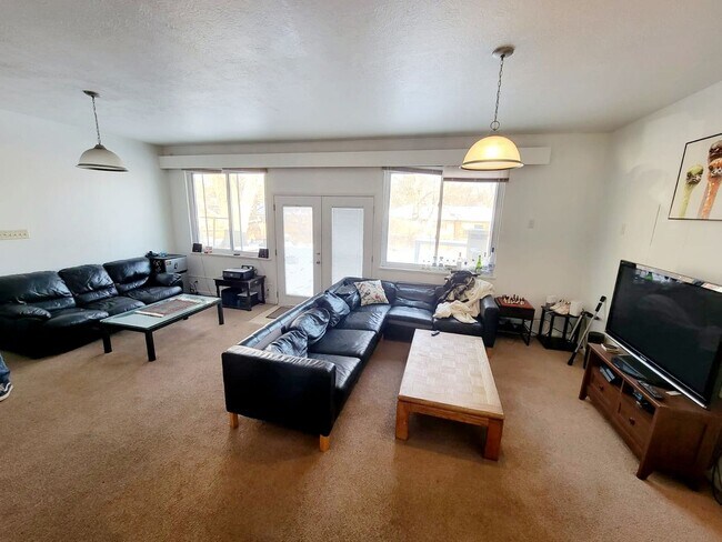 Building Photo - Aug. 2026 Pre-Lease Spacious 5-Bedroom Home in Desirable South Boulder Neighborhood