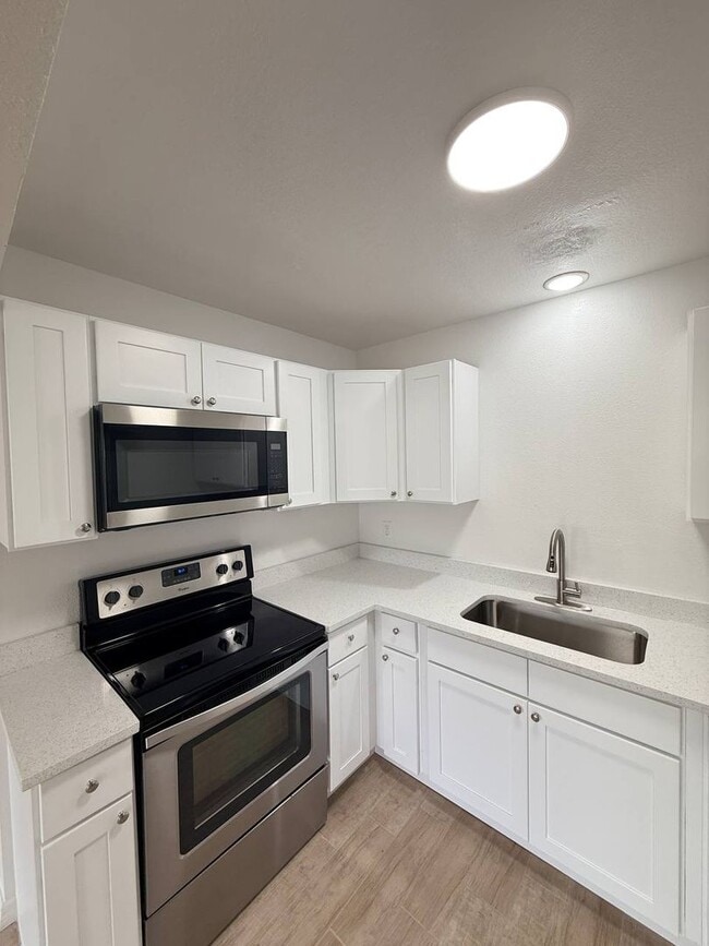 Building Photo - Easy Living Starts Here: 3BR Lakeland Rental