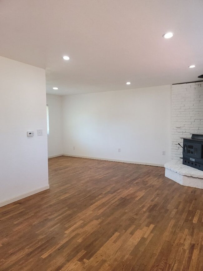 Building Photo - Remodeled 3 bed/2 bath in High Point/West ...