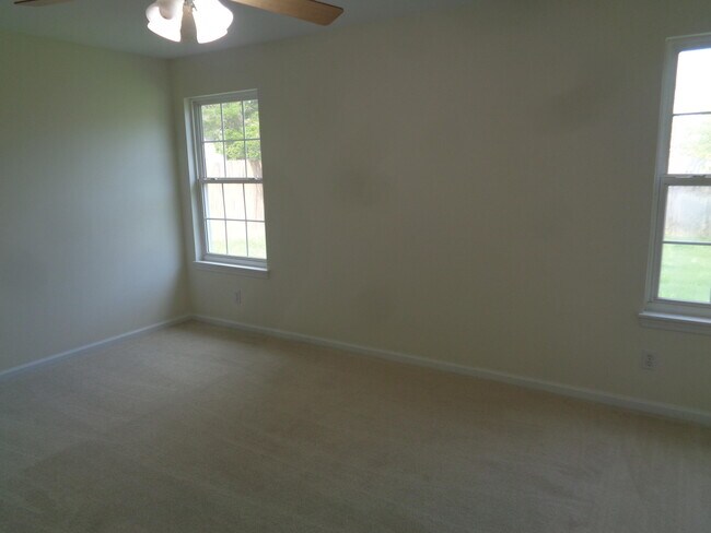 Building Photo - 4008 Meadow View Dr