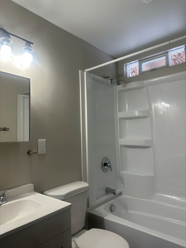 Building Photo - 98-100 N Hague Ave