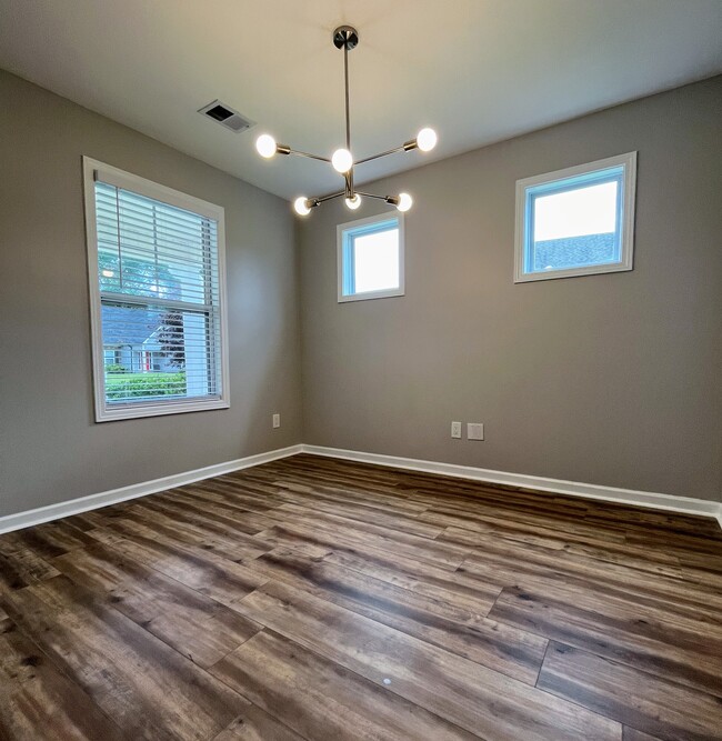 Building Photo - 14 Crestbrook Dr