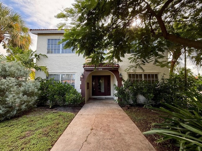 Building Photo - 1212 N Palmway