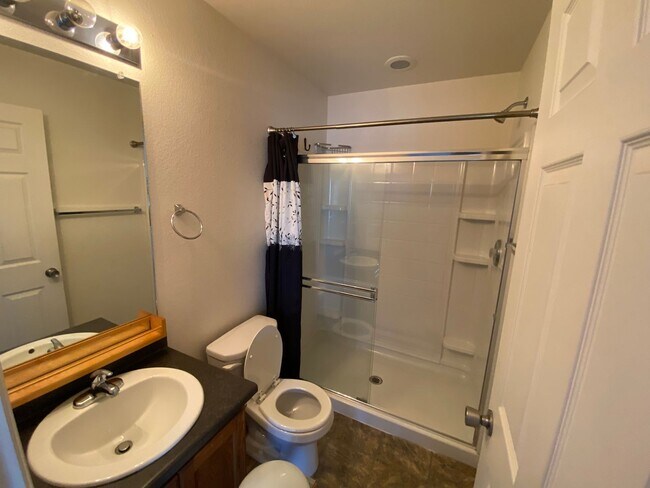 Building Photo - Three bathroom three bedroom home for rent