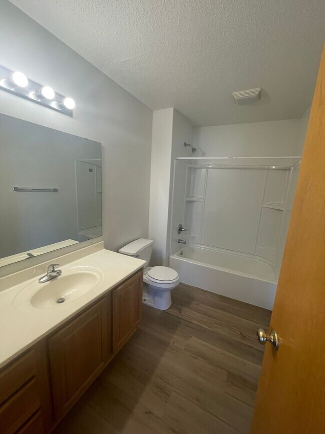 Building Photo - AVAILABLE NOW!!!  2 bedroom, 1 bath condo ...