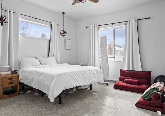 Building Photo - GORGEOUS Sandy Home!!!