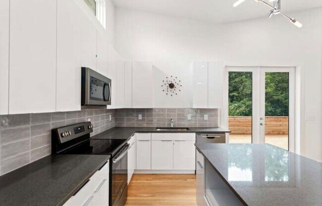 Building Photo - 903 Oak St