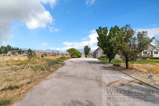 Building Photo - Spacious Single Family Home With Attached ...