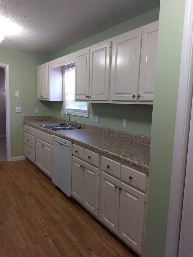 Building Photo - 98 Russell Ln