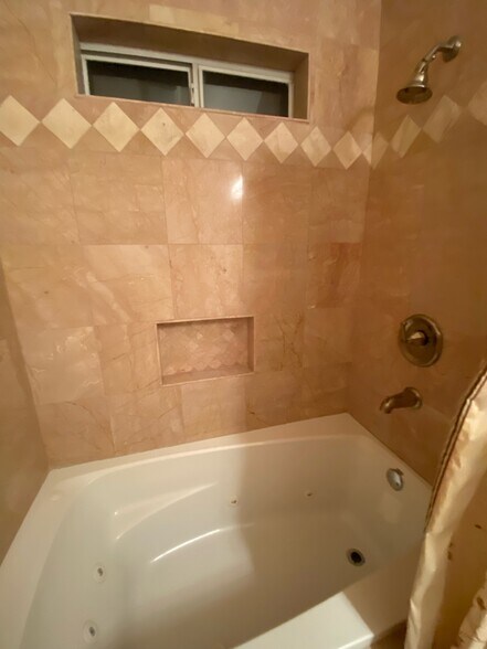 Secondary Bathroom - 3104 Moss Ln