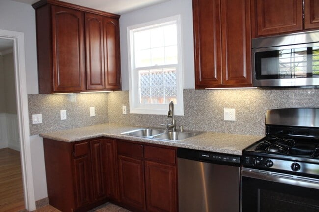 Building Photo - 709 N Claremont St