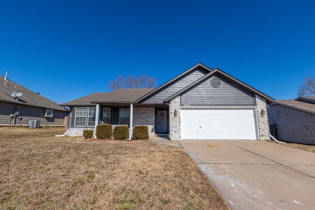 Building Photo - 3 Bed | 2 Bath in Broken Arrow!