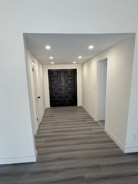 Building Photo - 5301 Dubois Ave