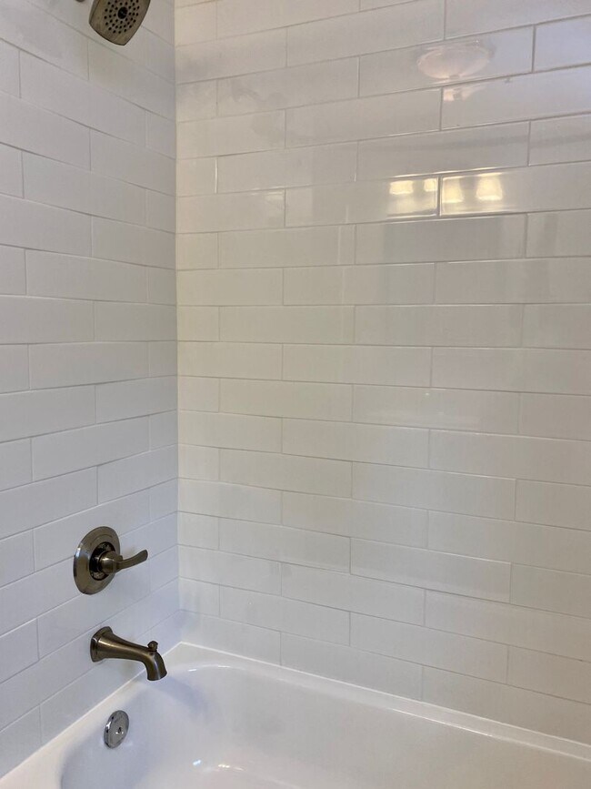 Building Photo - Charming 3 Bedroom/1 Bathroom Townhome in ...