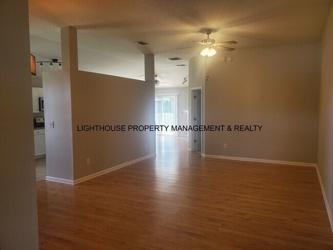 Building Photo - Beautiful and Spacious 5 Bed/2 Bath Home i...