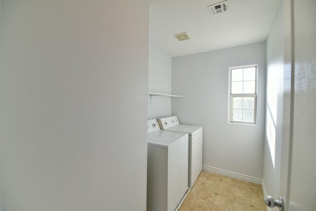 Building Photo - BEAUTIFUL 4BED/3BATH Home w/ 2 Car Garage ...