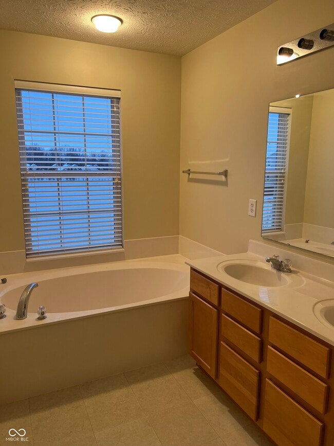 Building Photo - 3522 N Golden Gate Dr