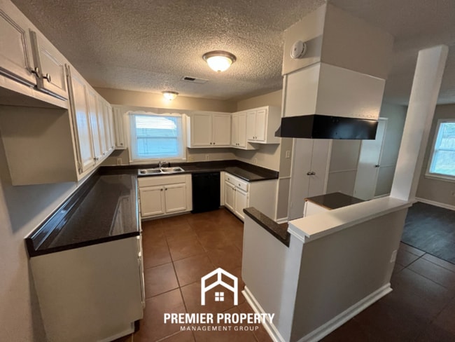 Building Photo - 3034 Clarendon Rd