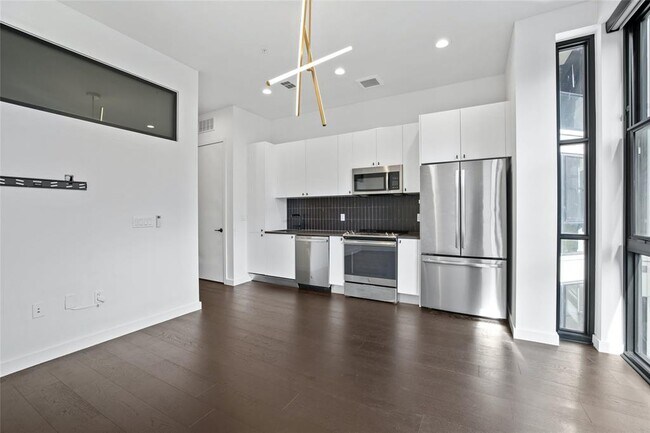 Building Photo - 800 Embassy Dr