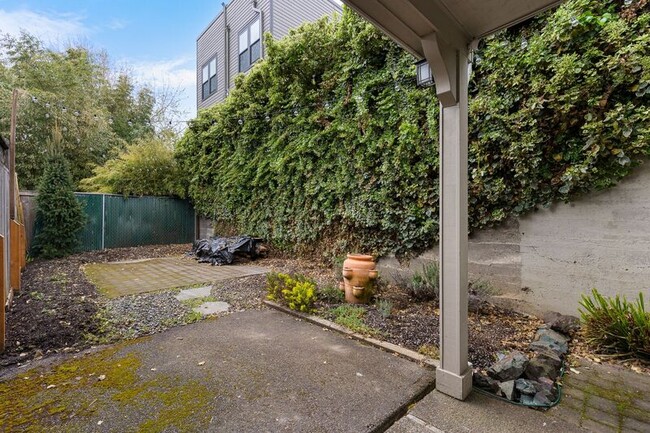 Building Photo - 923 SE 34th Ave