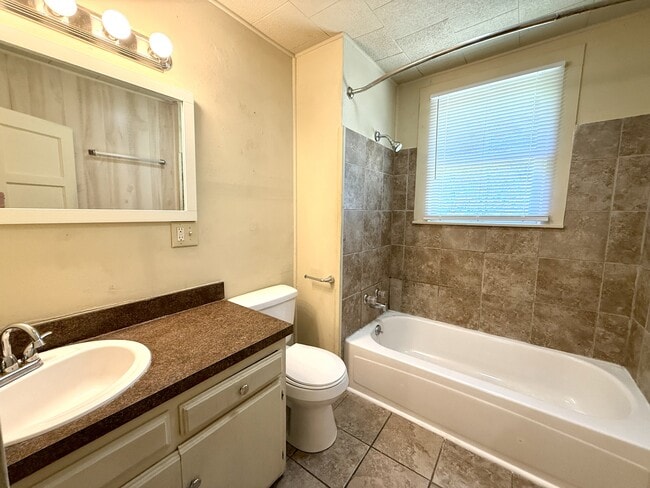 Building Photo - 817 Hargrove St