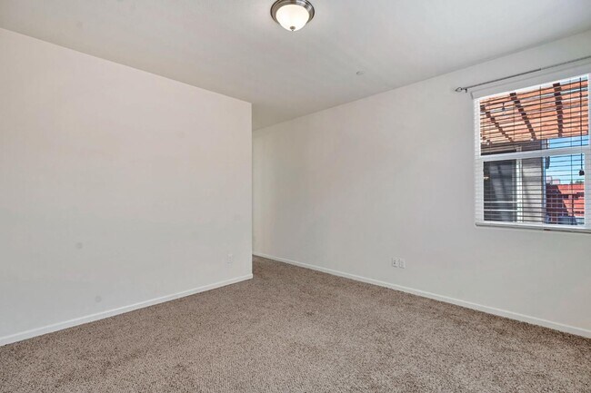 Building Photo - 2153 Lombard Ln