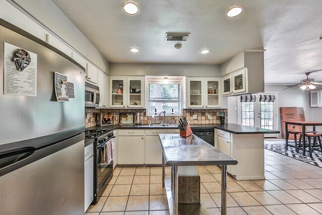 Building Photo - 5511 Kinglet St