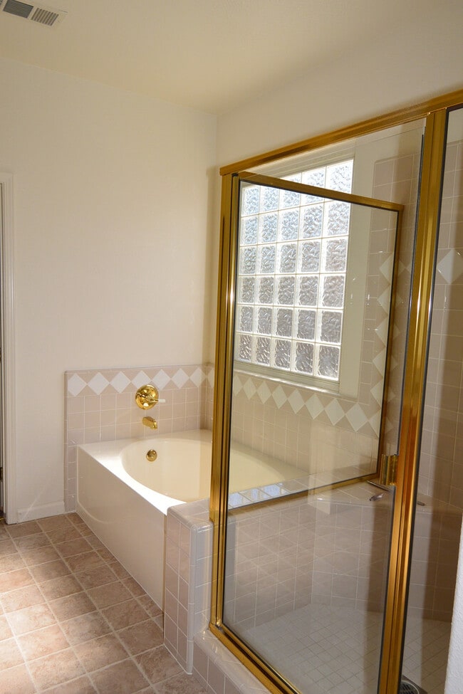 Building Photo - Spacious 3 Bedroom 2 Bathroom home with a ...