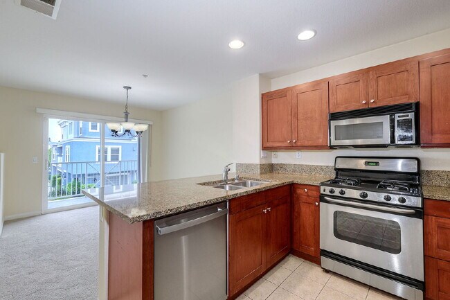 Building Photo - Spacious 2-Bed, 2.5-Bath Condo on Lighthou...