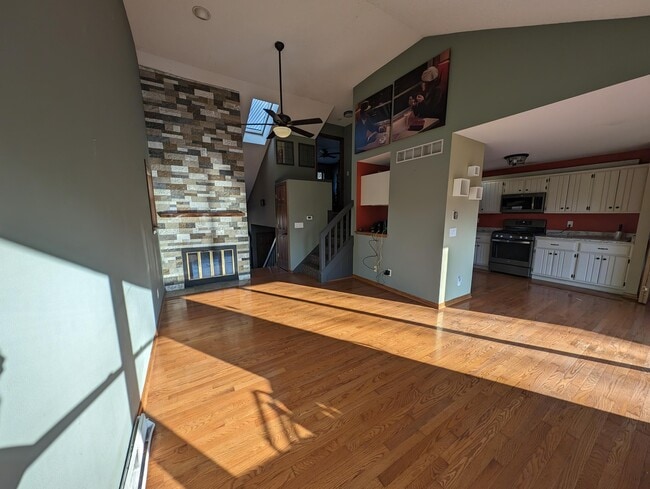 Building Photo - 607 Tamarack Dr W