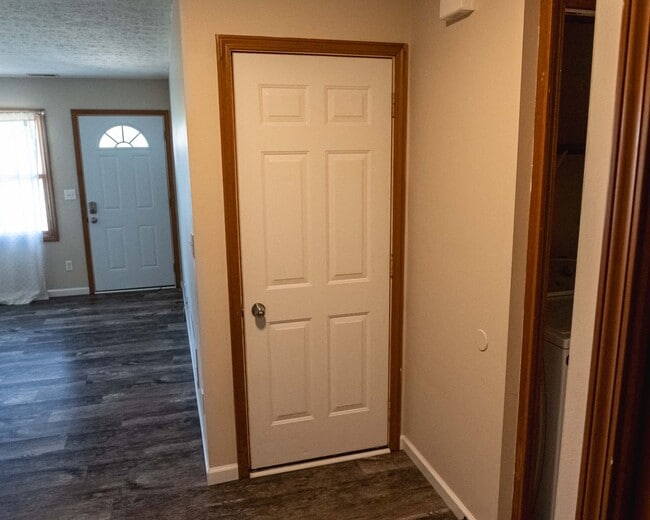 Building Photo - 423 S Park Square Dr