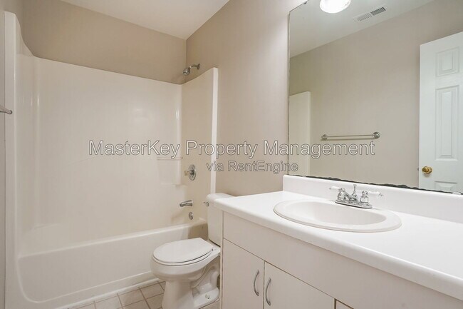 Building Photo - 1600 Nesfield Pl