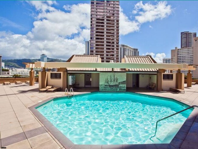 Building Photo - Renovated Fully Furnished 1 Bedroom at Dis...