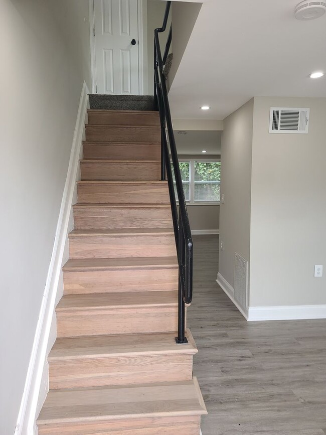 Building Photo - Newly Renovated Townhome Coming Soon!