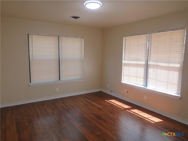 Building Photo - 502 McArthur Dr