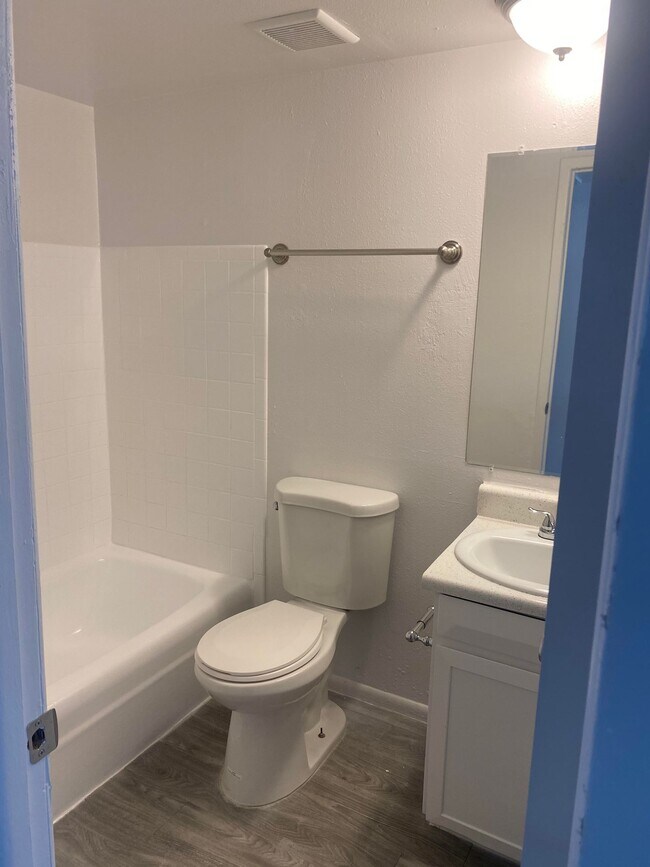 Building Photo - MOVE IN SPECIAL