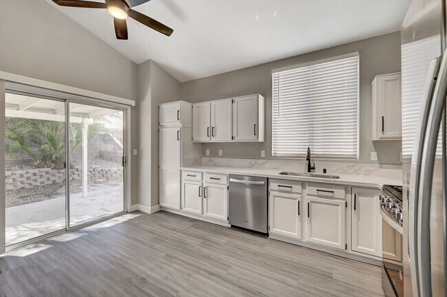 Building Photo - Fully Renovated Single Story 3bd/2bth Single Family Home