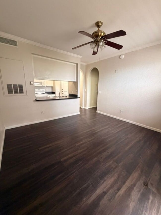 Building Photo - 1 Bedroom Condo in Downtown Free Water, Sewer, Trash and Pest Control! No Hidden Fees!