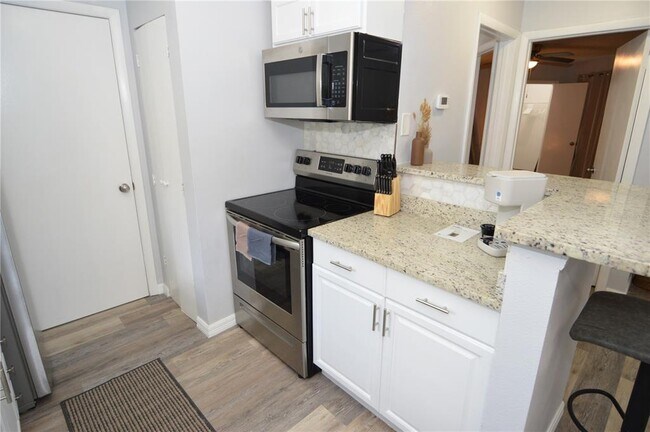 Building Photo - 8754 Mallard Reserve Dr