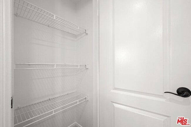 Building Photo - 610 Venice Way