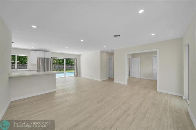 Building Photo - 2051 NE 60th St