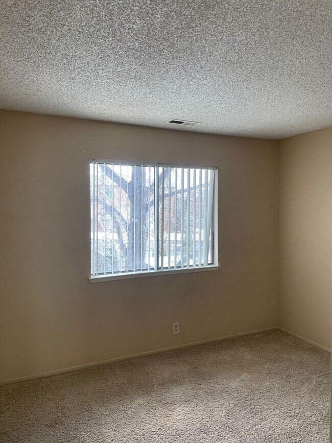 Building Photo - Quiet 2 bedroom 2 Bath
