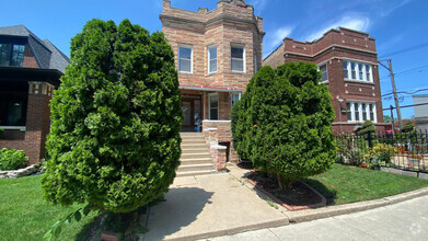 Building Photo - 4018 W Oakdale Ave