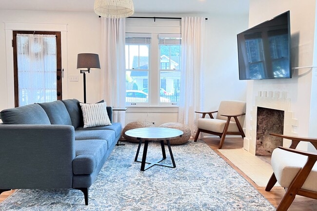 Building Photo - Furnished 3 Bedroom Walkable East Nashvill...