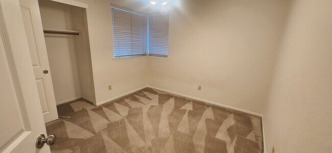 Building Photo - 4 Bedroom Home in Elk Grove