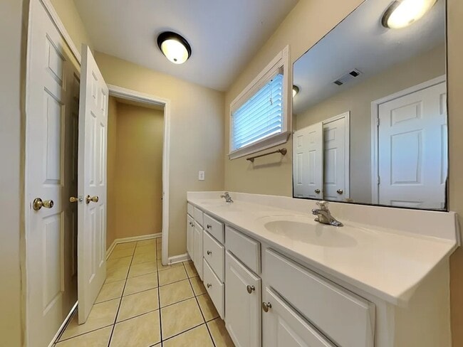 Building Photo - 64 Kenyon St SE