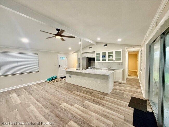 Building Photo - 403 Lake Lotela Dr