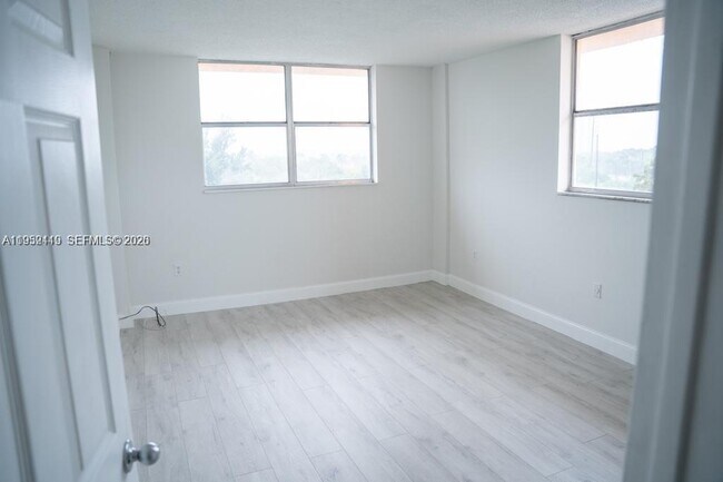 Building Photo - 16465 NE 22nd Ave