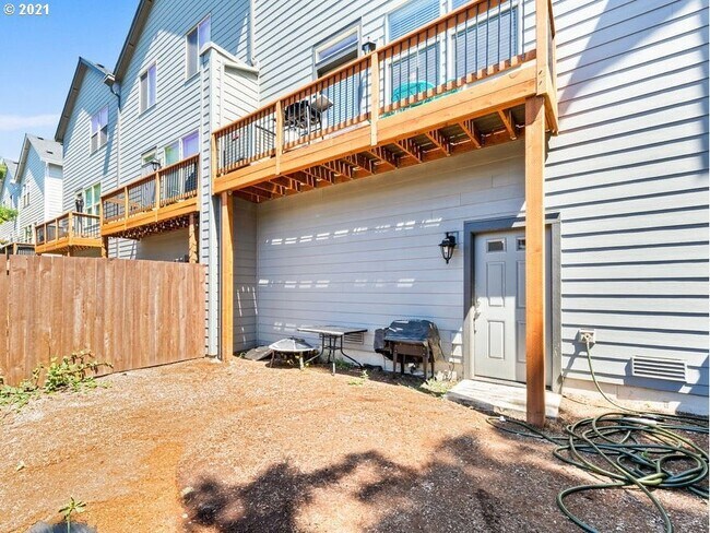 Building Photo - 123 Loganberry Ct
