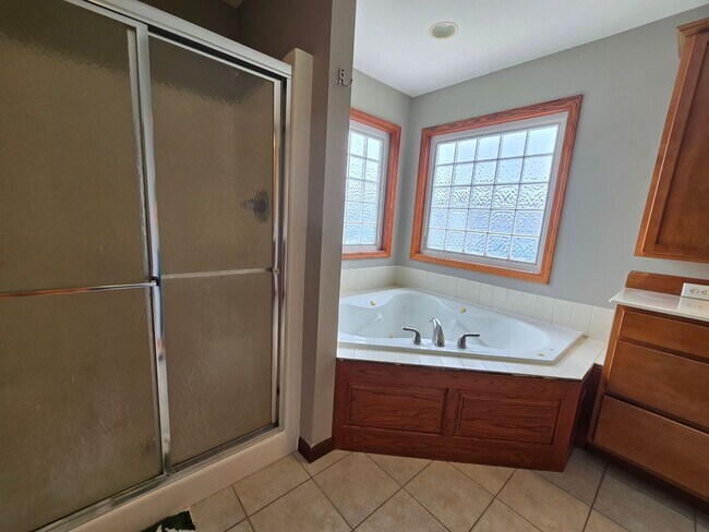 Building Photo - 4 Bedroom Home in Bloomington's East Side